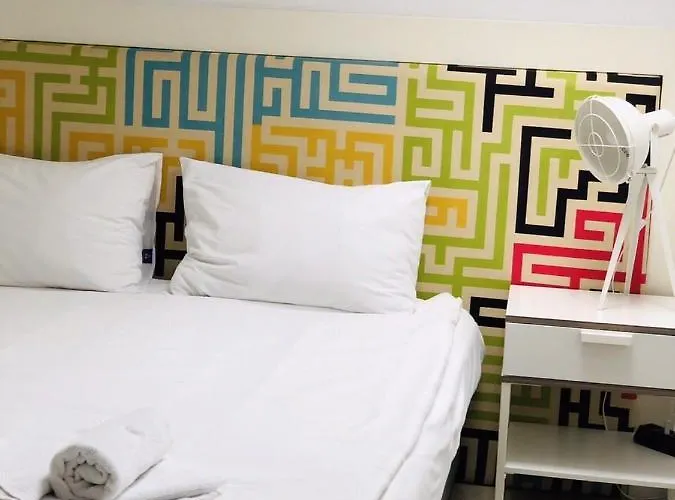 Отель Executive And Play 3*